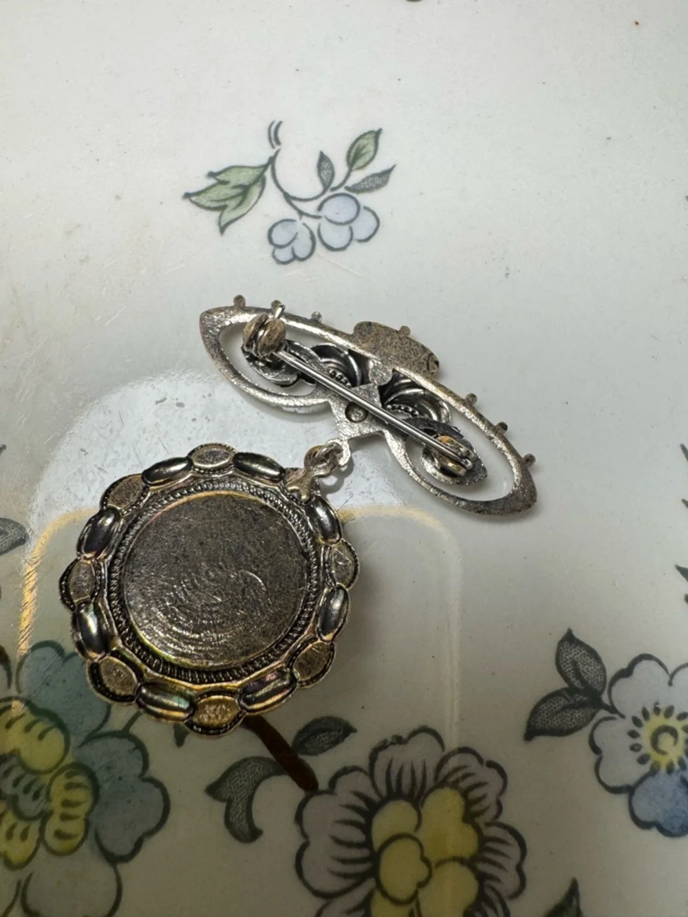 Vintage Silver tone Brooch with Green Cabochon! - Picture 2 of 7